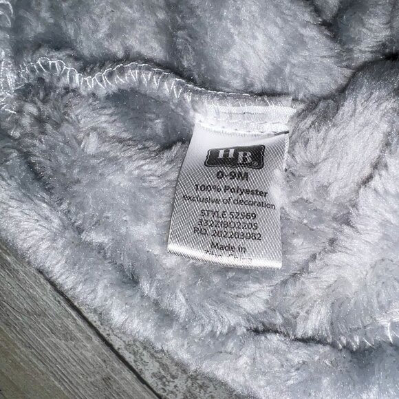 NEVER USED Hundson Baby Girl's Grey Elephant Fuzzy Robe Size 0-9 Months - Picture 2 of 3